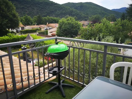 Ben apartment design balcony with beautiful view on our mountains special biker Отели в г. Динь-ле-Бен