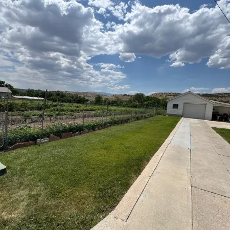 Experience Helper Charm - Spacious 4-Bedroom Retreat