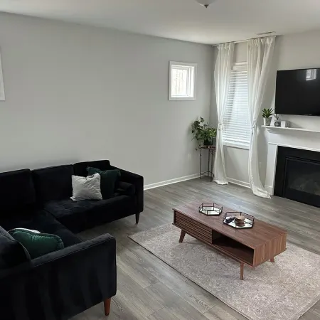 Lovely 4-bedroom home on a hill in Wake-Forest, With WiFi & air conditioning.