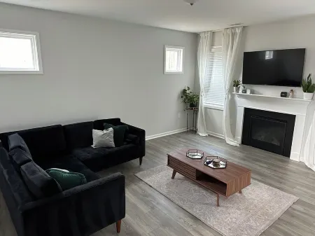 Lovely 4-bedroom home on a hill in Wake-Forest, With WiFi & air conditioning.