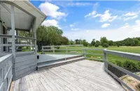 Charming 3-bedroom farmhouse with WiFi, AC on the outskirts of Hocking Hills.