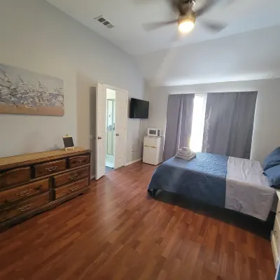Modern Luxury Room W/ Jacuzzi, Near TWU/UNT and Denton Square
