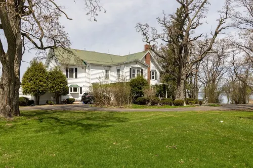 Charming Victorian 2BR Retreat with Porch & Dock – St. Lawrence Riverfront Hotels in Oswegatchie