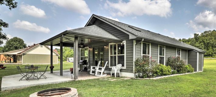 Mountain Home Cottage w/ Deck on White River! Hotels in Baxter County