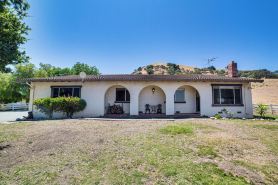 Fenced Yard & Outdoor Bar: Hillside Paicines Home!