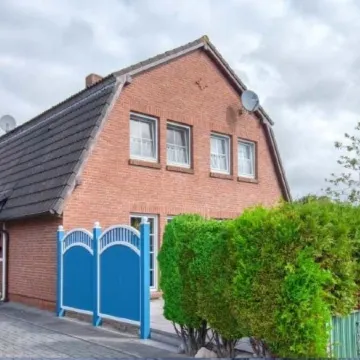 Semi-detached house with large terrace, 200m to the center, 1000 m to the beach, WLAN