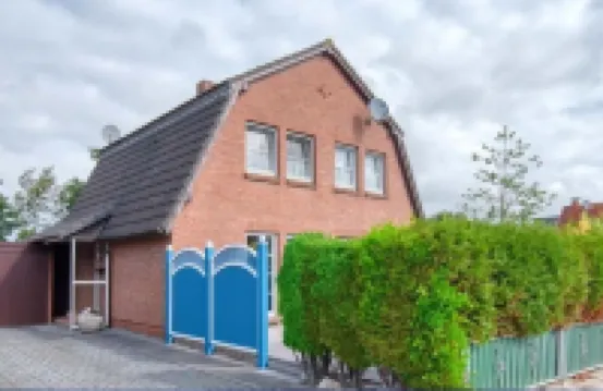 Semi-detached house with large terrace, 200m to the center, 1000 m to the beach, WLAN