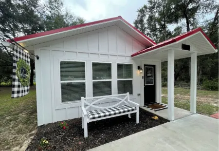 Adorable Cottage Next To Rainbow River & Blue Run! Отели в г. Даннеллон