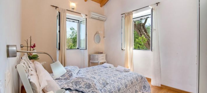 Georgina House Hotels in Paxoi