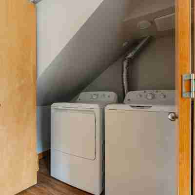 1BR | Modern, Chic, AC | Bellevue | Sophari D Others