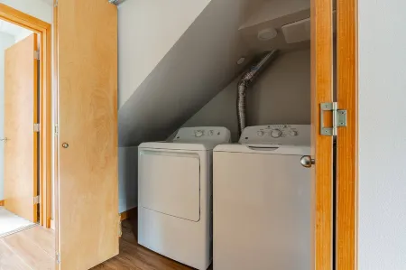 1BR | Modern, Chic, AC | Bellevue | Sophari D