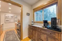 Westlake Cabin by Avantstay Hot Tub, Near Skiing, Walk to Restaurants & Lake!