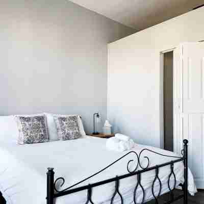 Washington B / Newly Renovated 1BR/1BA Apt Rooms