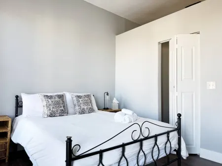 Washington B / Newly Renovated 1BR/1BA Apt