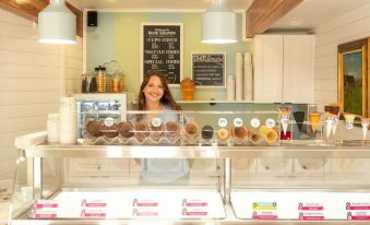 Heaven on Earth! 2 Bdr Fontana Flat, Walk to Lake