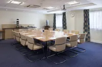 Cardiff Airport Hotel by Belvilla - parking