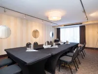 Sandman Hotel & Suites Calgary South Отели рядом с достопримечательностью «Железнодорожная станция Heritage C Train»