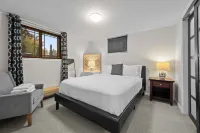 Stunning Mountain Views and Cozy Living Space - Charming Garden Retreat