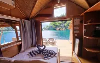 Paolyn Floating House Restaurant Hotel in zona Barracuda Lake