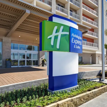 Holiday Inn Express & Suites GALVESTON BEACH by IHG Отели рядом с достопримечательностью «Ocean Star Offshore Drilling Rig & Museum»