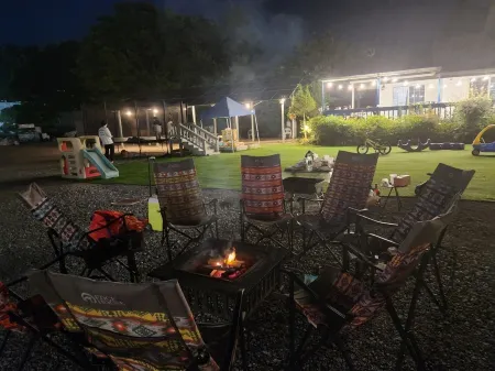 Taean Lily Pension (Water Slide, Camping Terrace, Ott, Kids, Seasoning) Отели рядом с достопримечательностью «Ch'ŏngp'odae-haesuyokchang»