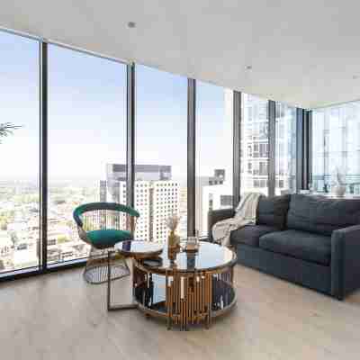 A Cozy 2BR Apt with Panoramic Views, FREE Parking Rooms