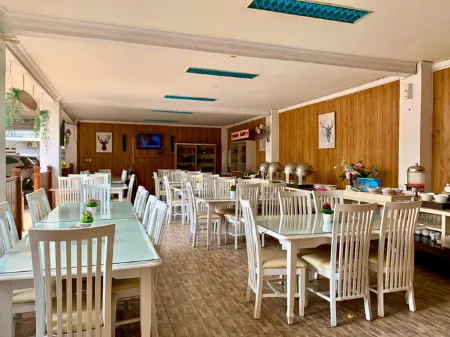 Bydiel Hotel Отели рядом с достопримечательностью «Alun-Alun Cianjur»