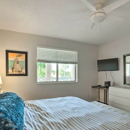 Jupiter Bay Condo w/ Pool < Half Mile to Beach!