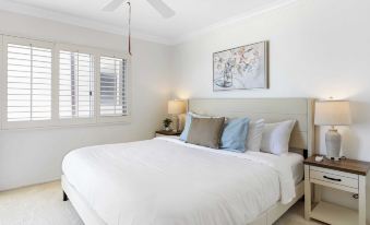 Oceanfront Gem w/ Balcony, Pool, Hot Tub & Carbon Beach Access Bluewater Haven by Avantstay