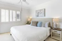 Oceanfront Gem w/ Balcony, Pool, Hot Tub & Carbon Beach Access Bluewater Haven by Avantstay