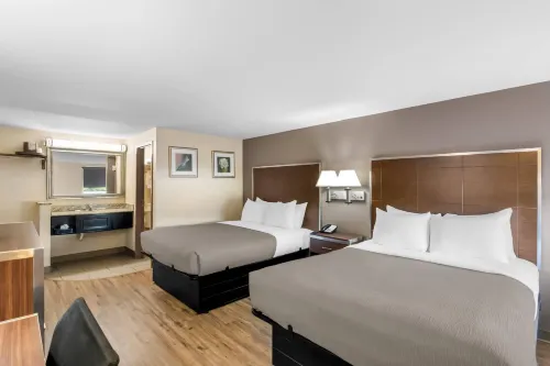 Quality Inn Waterbury Hotels in Watertown