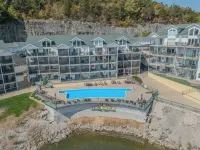 Lake of the Ozarks Premier lakefront 3-bedroom condo. Fishing, Swimming,boating. 拉塞爾住宿飯店