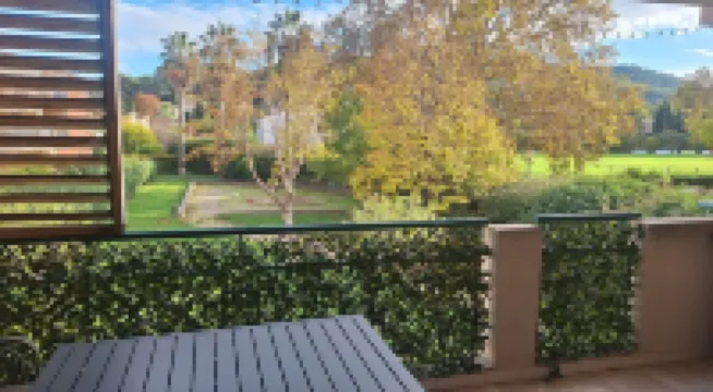 Trois Pièces , Terrasse, 15' à Pied de la mer Hotels in Saint-Cyr-sur-Mer