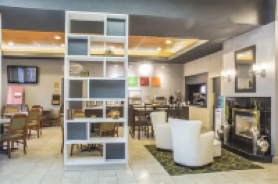 Comfort Hotel & Suites