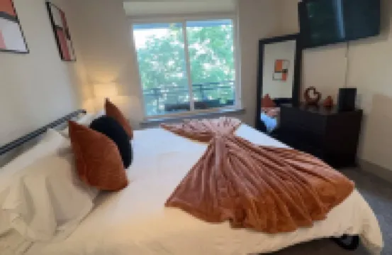 Riverwalk Luxury Condo Steps to DT Free Parking