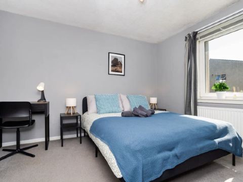 2 Bedroom Flat - Free Parking- by Holiday Homes