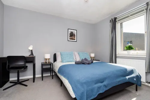 2 Bedroom Flat - Free Parking