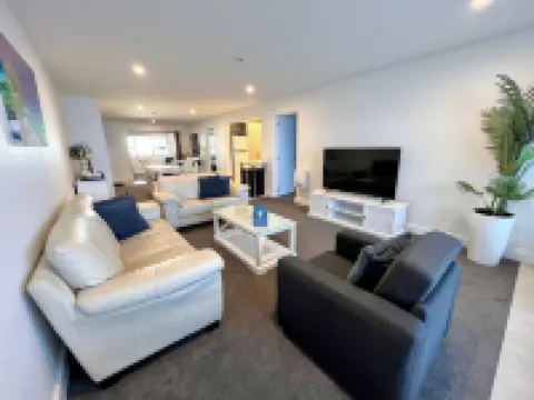 6 on Adams Hotels in Mount Maunganui