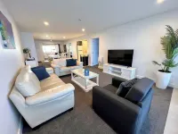 6 on Adams Hotels in Mount Maunganui