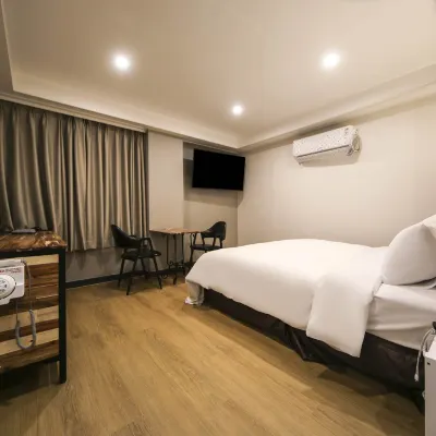 Daejeon Wolpyeong W Hotels near Lee Ungno Museum