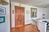 Quiet Avalon Getaway Villa w/ Ocean View & Balcony - Homestays
