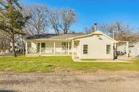 Walk to Lake Texoma: Kingston Retreat w/ Deck! - 3 estrellas