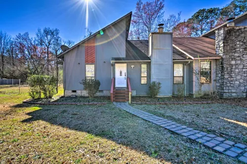 Updated Fayetville Townhome-Away-from-Home w/ Yard - balcony