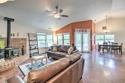 Charming Home < 10 Mi to Sequoia Nat'l Park! - 3-نجوم