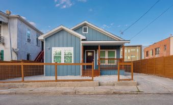 5br/3ba Minutes From the Action With Skyline Views