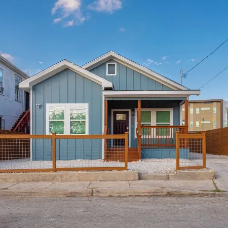 5br/3ba Minutes From the Action With Skyline Views