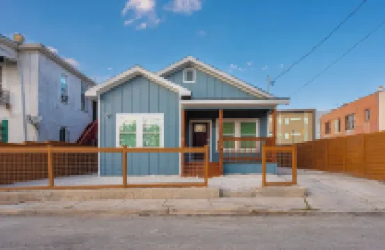 距離活動中心幾分鐘路程的五卧三浴室房屋，帶天際線景觀