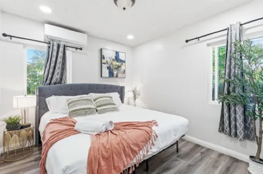 Prime Location: Remodeled 2-Bed/1-Bath with Private Entrance！