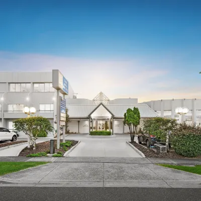 Ciloms Airport Lodge Hotels near Parkmore Crescent Park