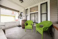 Spacious Duplex for 14 in Downtown - Bungalows